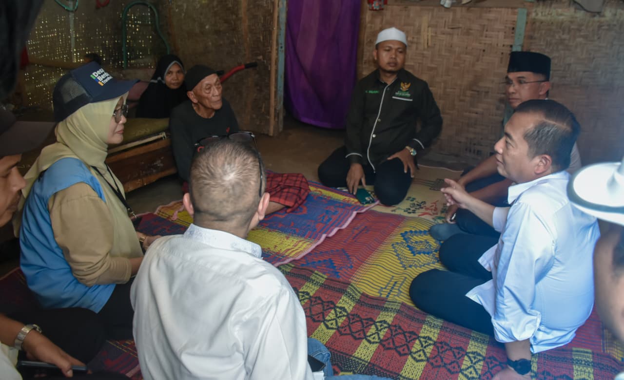 Gubernur NTB Lalu Muhamad Iqbal (kemeja putih kanan), saat mengunjungi rumah warga Desa Barebali, Loteng, Rabu (4/3). 