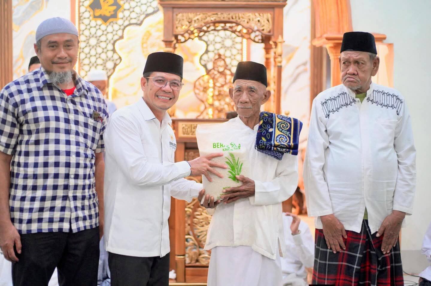 SERAHKAN BANTUAN: Bupati Dompu Bambang Firdaus menyerahkan bantuan kepada warga saat Safari Ramadan di Kecamatan Kempo, Selasa (3/3).