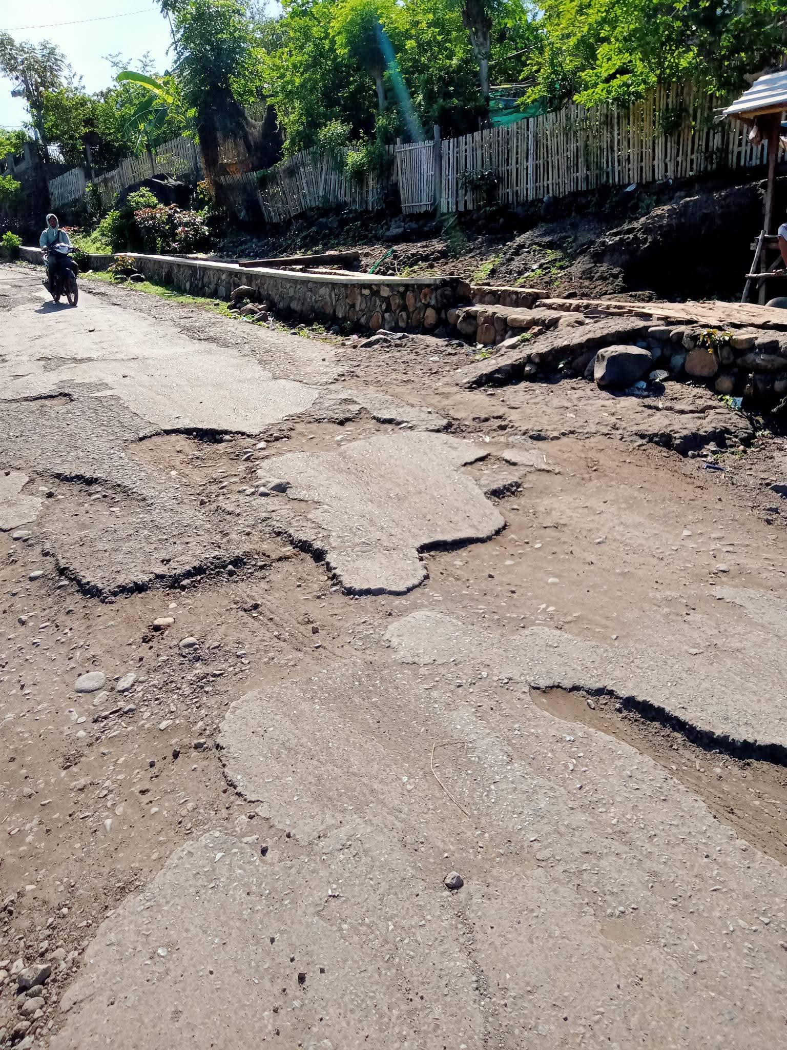 JALAN RUSAK: Ruas jalan di tanjakan Dusun Lia, Desa Punti, Kecamatan Soromandi, Bima, sudah bertahun-tahun rusak.