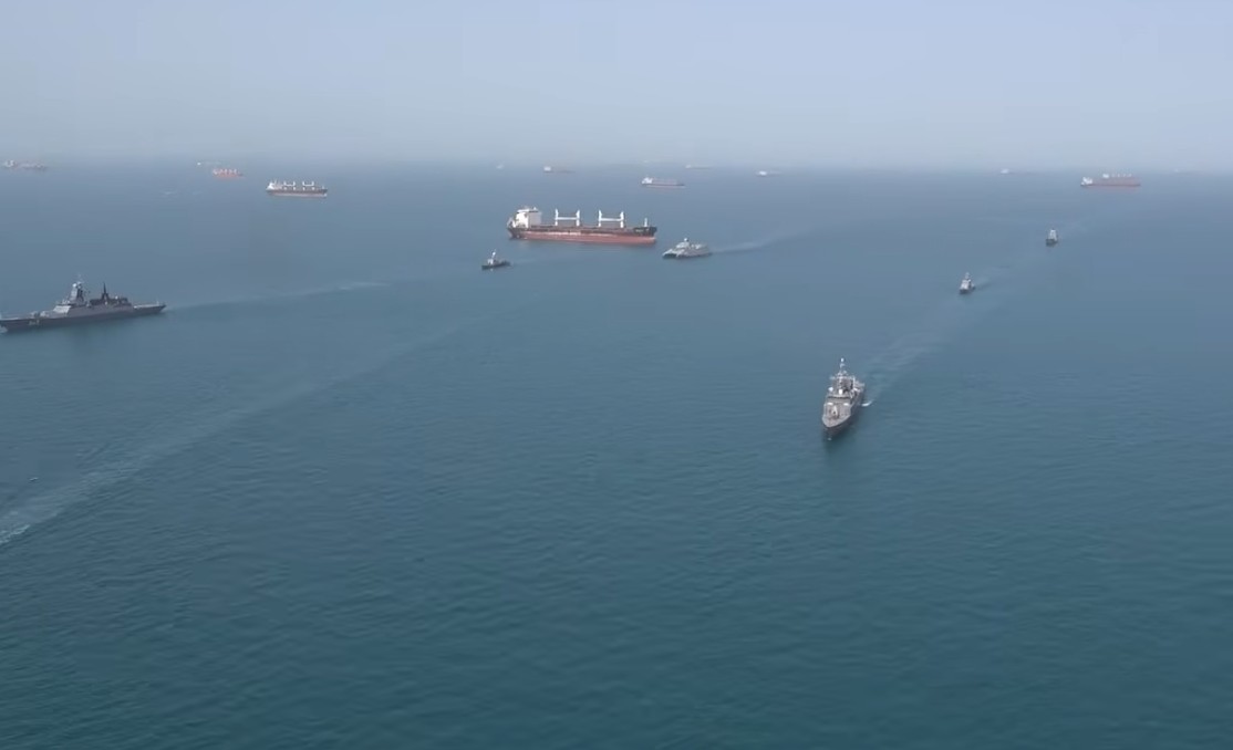 Beberapa kapal berada di perairan jalur laut.