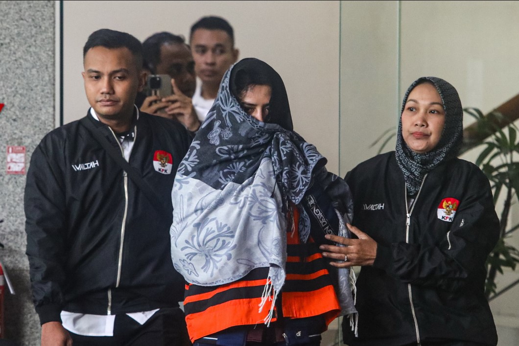 JADI TERSANGKA: Bupati Pekalongan Fadia Arafiq digiring petugas menggunakan rompi tahanan KPK di Gedung Merah Putih KPK, Jakarta, Rabu (4/3). 