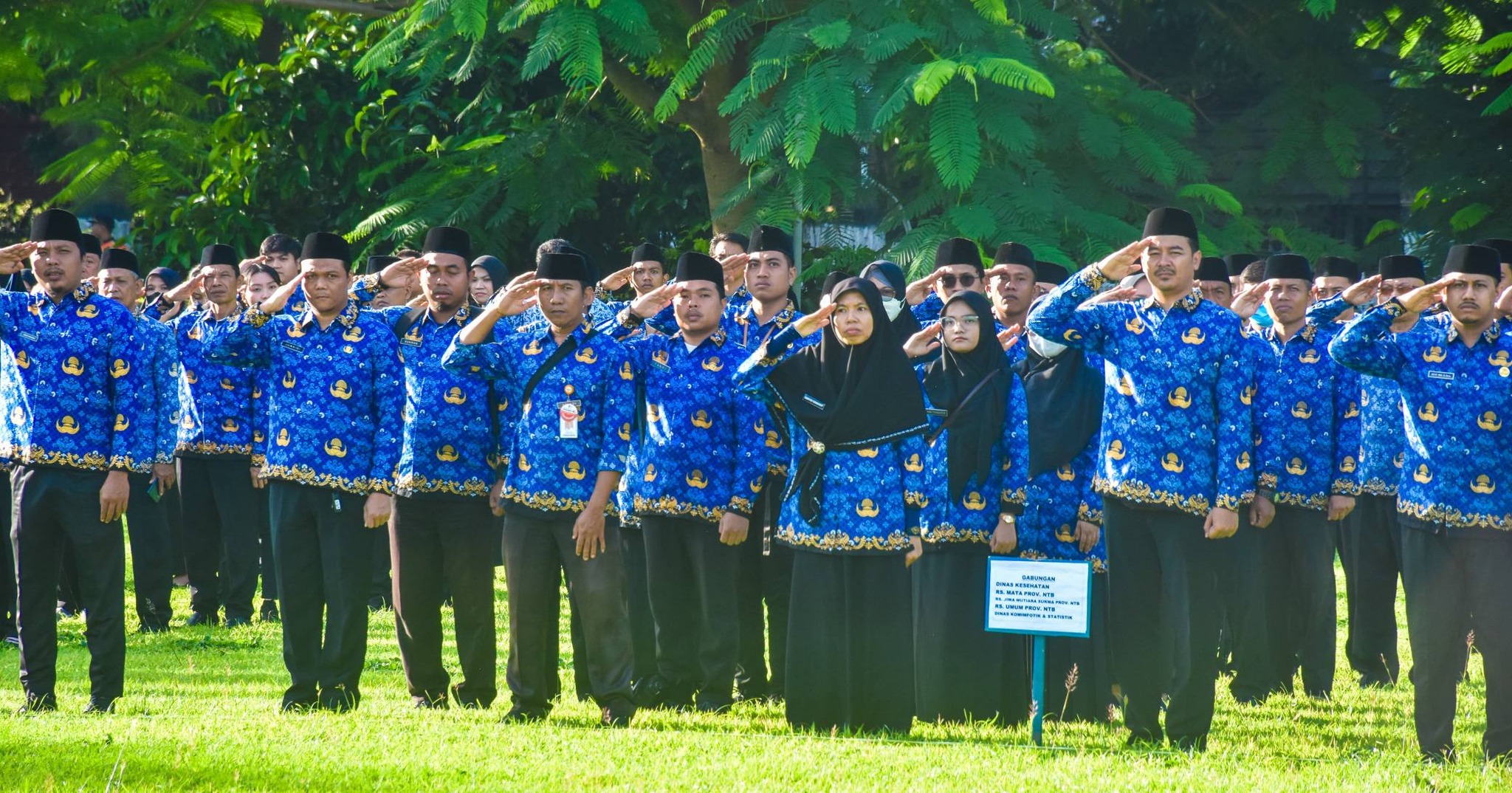 Sejumlah ASN lingkup Pemprov NTB saat mengikuti upacara Hari Kesadaran Nasional di Lapangan Bumi Gora, Kantor Gubernur NTB, di Januari lalu. 
