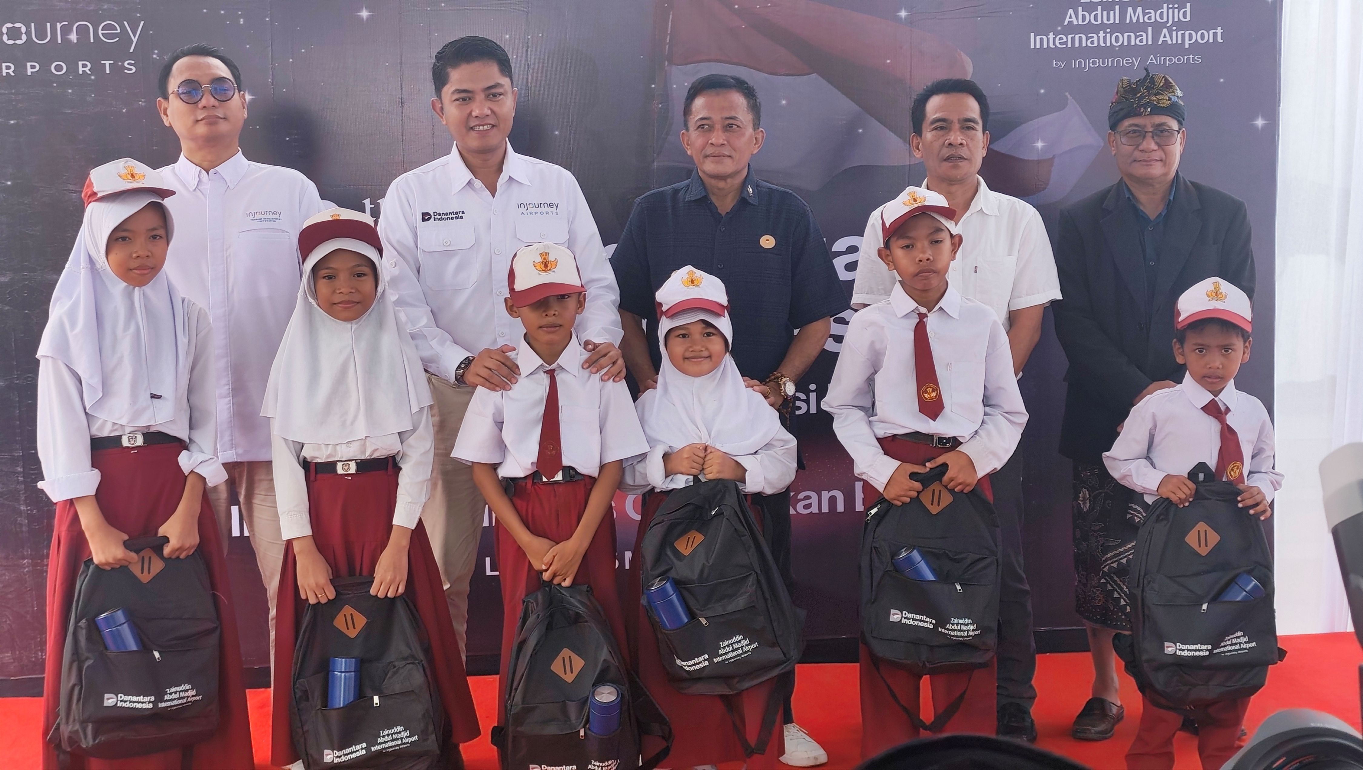 Bupati Lombok Tengah Lalu Pathul Bahri (belakang tiga kanan) berfoto bersama General Manager BIZAM Lombok Aidhil Philip Julian dan perwakilan murid usai menerima bantuan perlengkapan sekolah. 