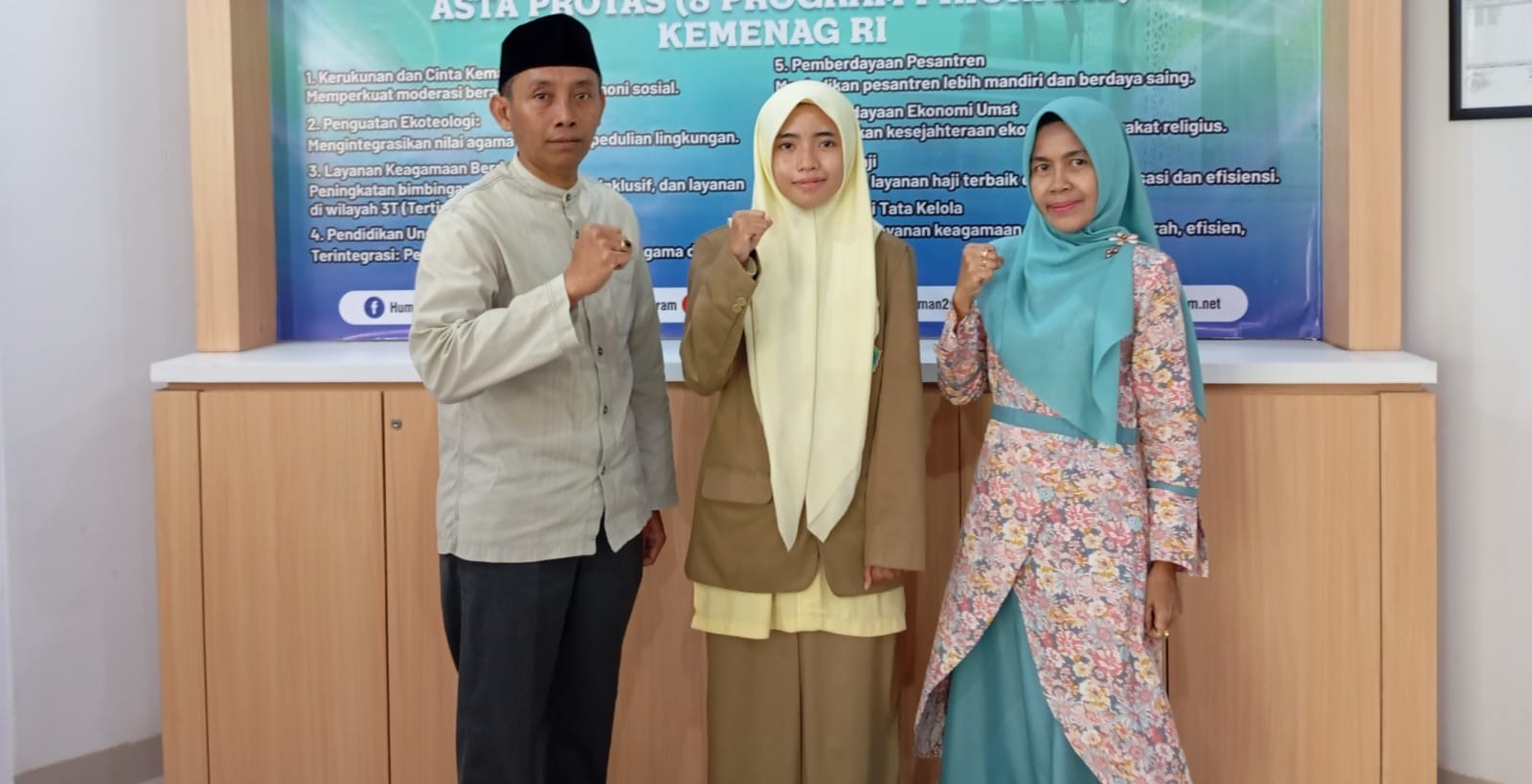 Kepala MAN 2 Mataram Sumber Hadi (kiri) foto bersama siswi MAN 2 Mataram Kautsar Ratu Bilqis yang akan mengikuti ICMS Mei mendatang. Ratu bawa Maja Labo Dahu ke konferensi internasional di tiga negara