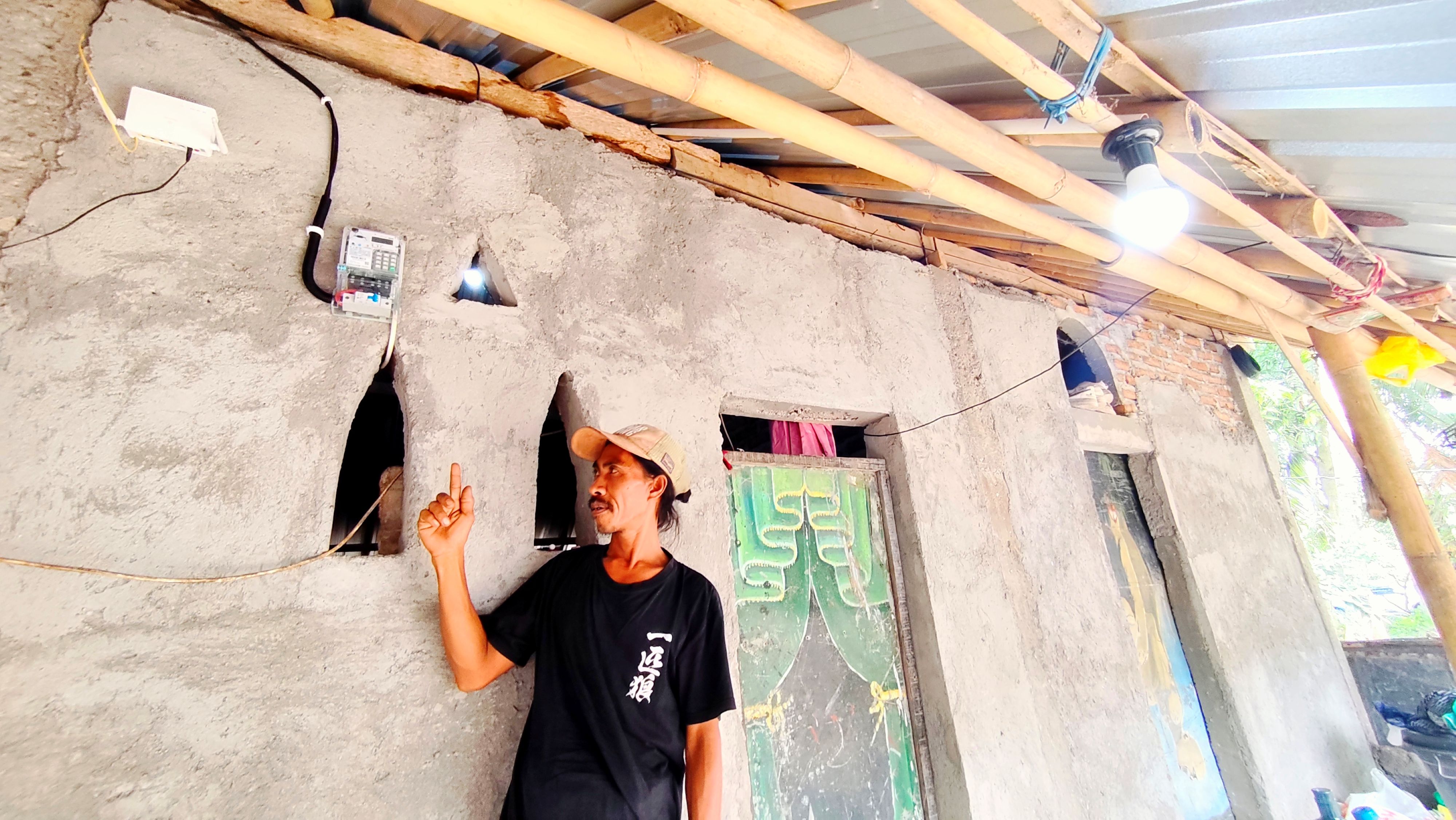 Masdah menunjukkan meter listrik yang dipasang gratis dari PLN melalui program Light Up the Dream di Dusun Berambang Lauk, Desa Labulia, Jonggat, Lombok Tengah, Rabu (4/3).