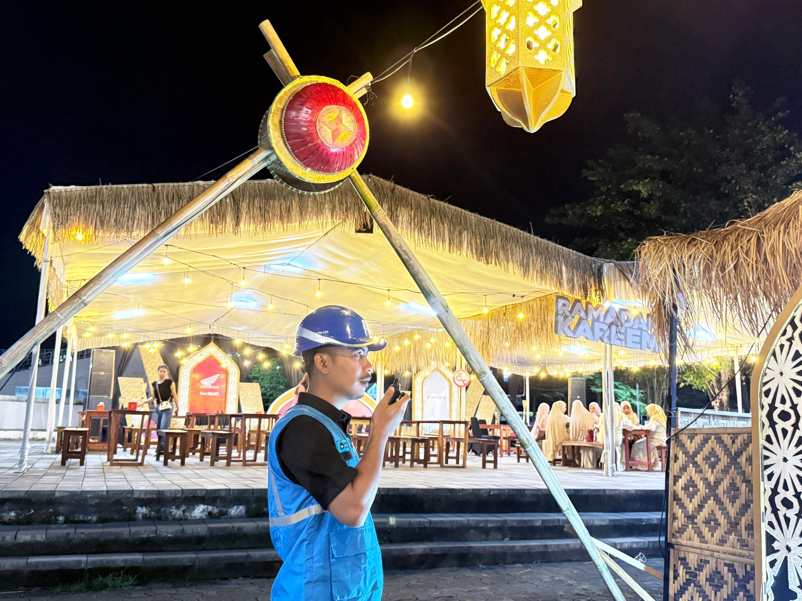 Seorang petugas PLN bersiaga di arena Kampoeng Ramadan Season 2 di Teras Udayana Mataram. 