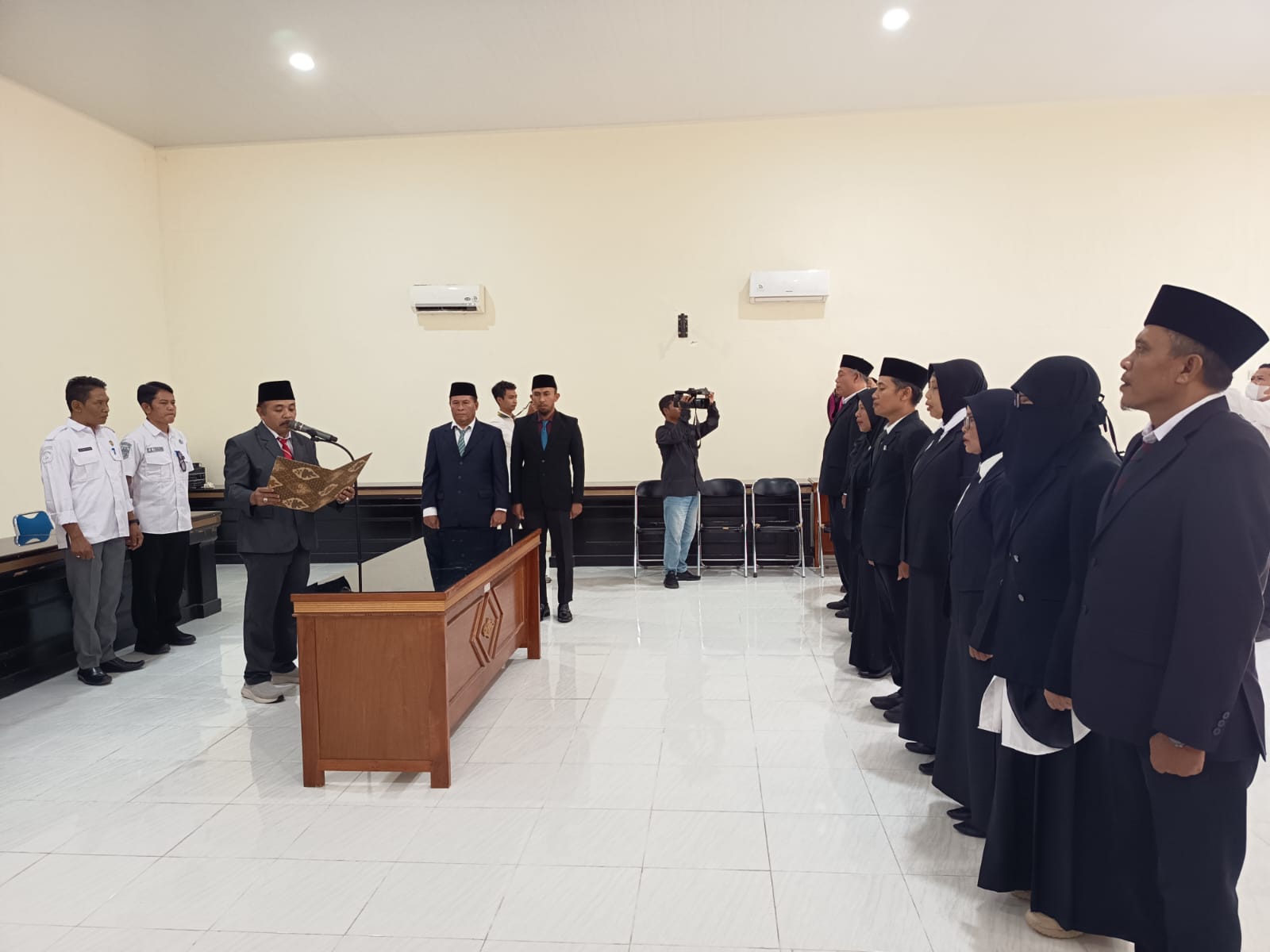 LANTIK PENGAWAS: Kepala Dinas Pendidikan dan Kebudayaan Lombok Timur melantik pengawas SD dan SMPN di Lotim.