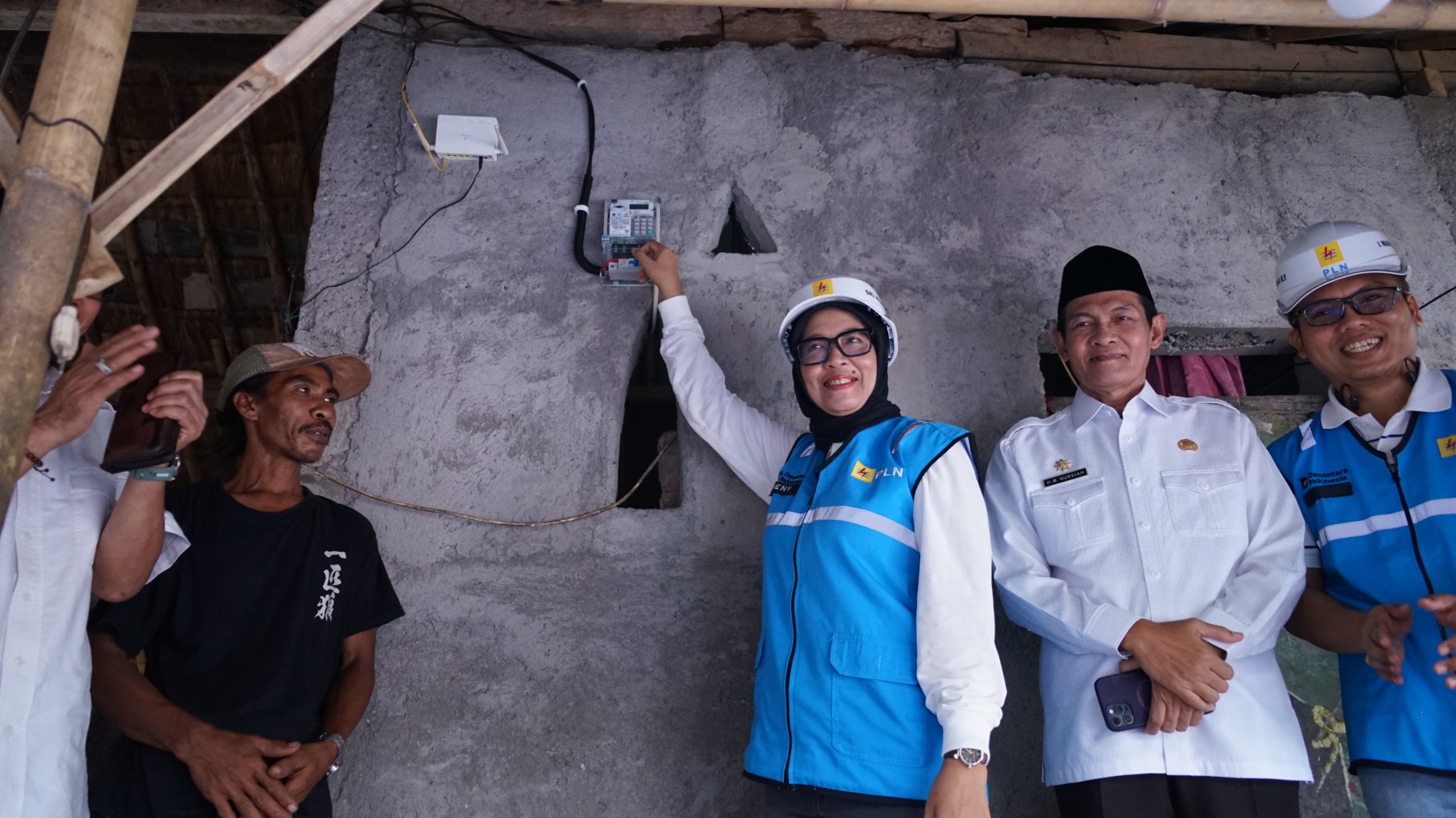 General Manager PLN UIW NTB Sri Heny Purwanti bersama Wabup Loteng HM Nursiah menyalakan listrik gratis di Lombok Tengah. 