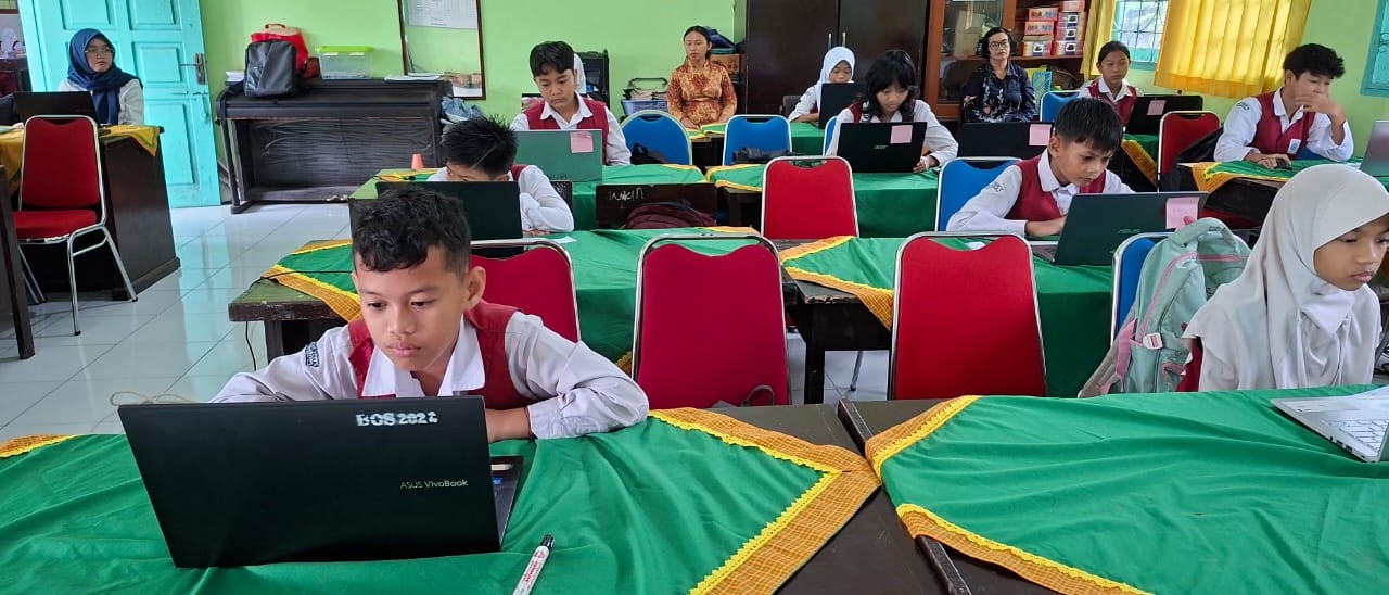 Siswa SDN 3 Ampenan melaksanakan simulasi TKA di sekolah setempat, Selasa (3/3) lalu. Siapkan siswa hadapi ujian digital.