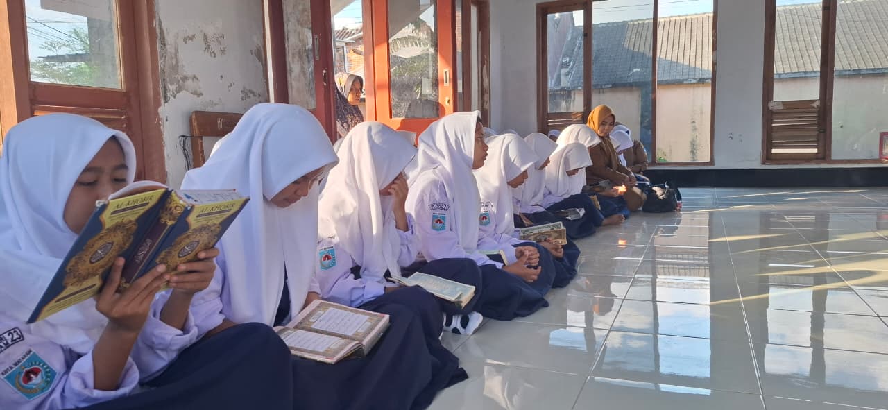 Siswa SMPN 23 Mataram melaksanakan tadarus Alquran di musala sekolah setempat, belum lama ini.