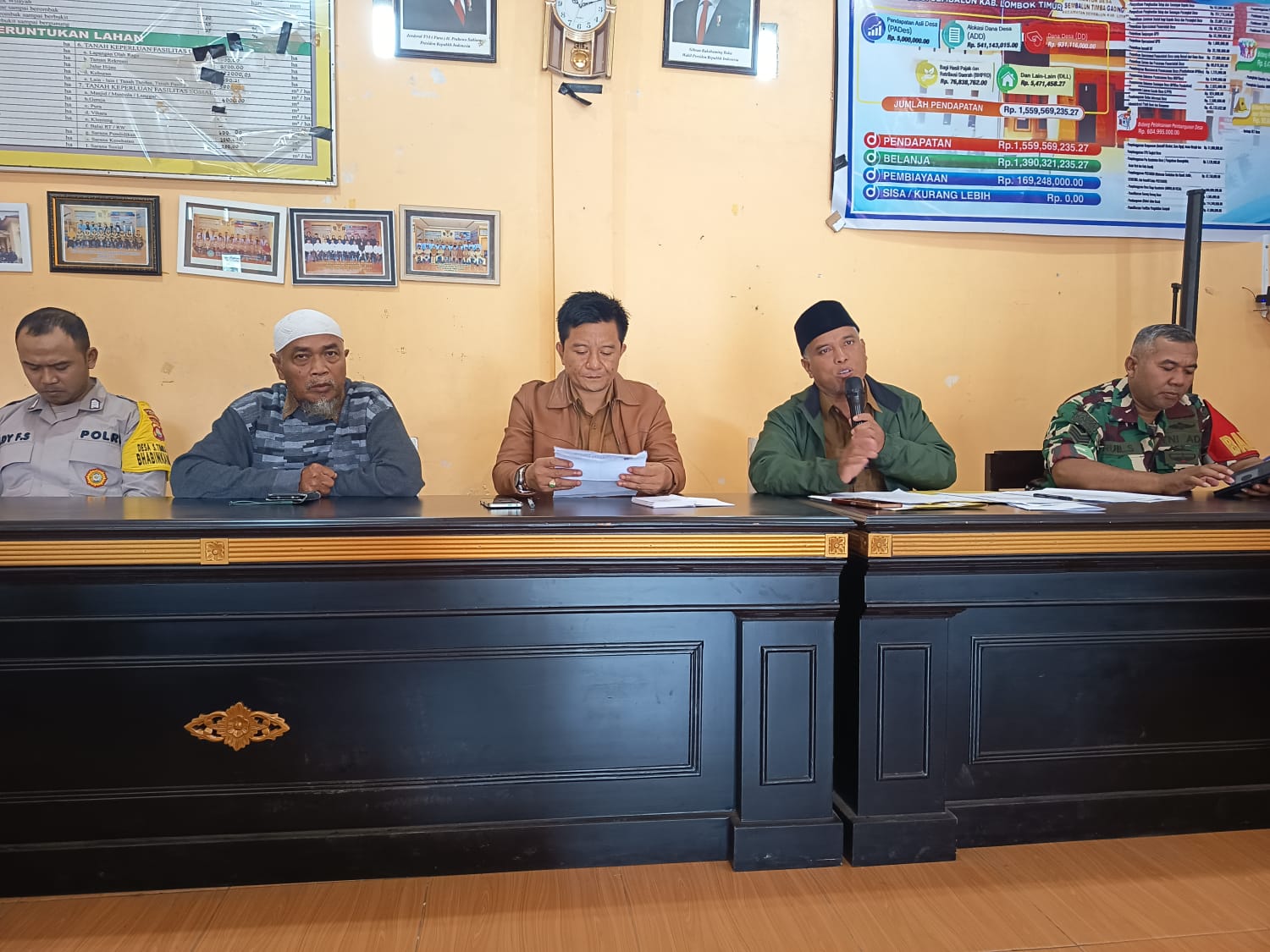 TOLAK INDOMARET: Puluhan Warga saat mengikuti sosialisasi pembangunan Ritel modern di Sembalun Timba Gading, Kecamatan Sembalun