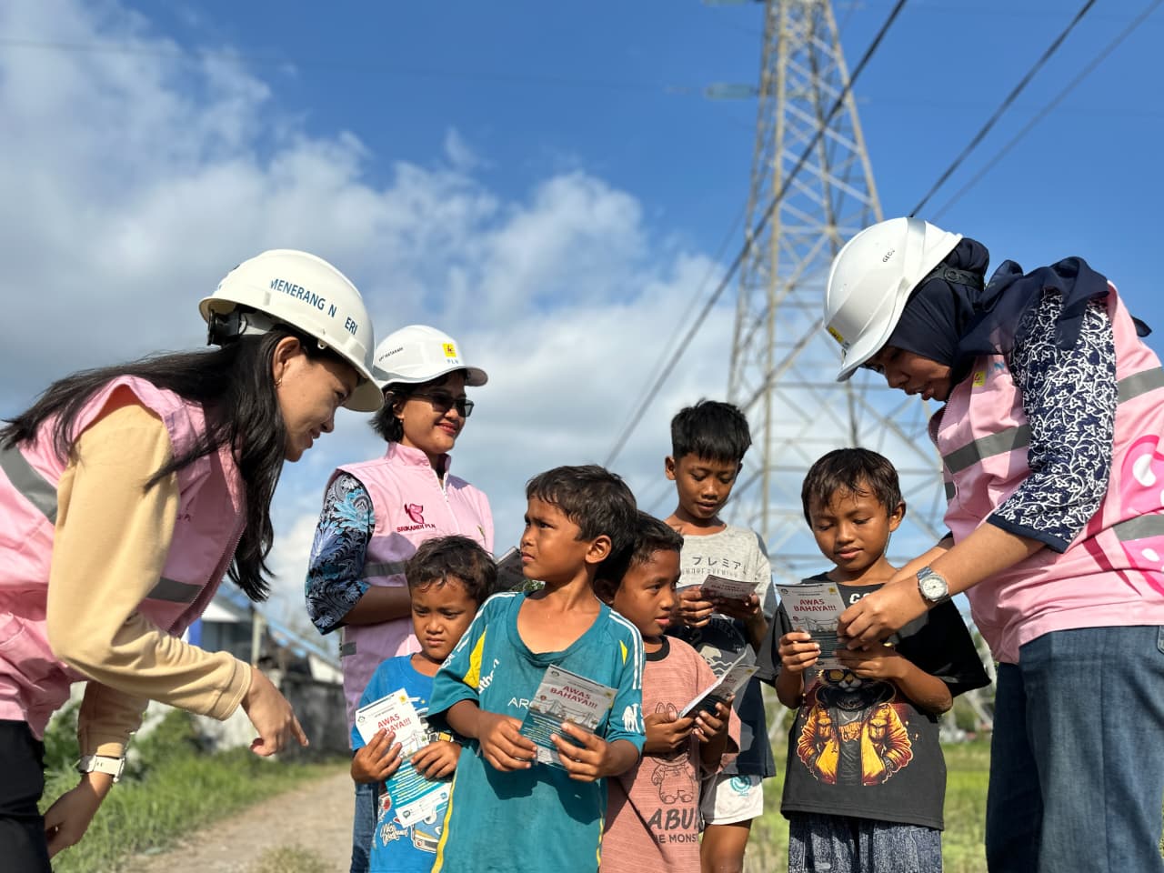 Srikandi PLN NTB mensosialisasikan bahaya listrik di sekitar infrastruktur SUTT.