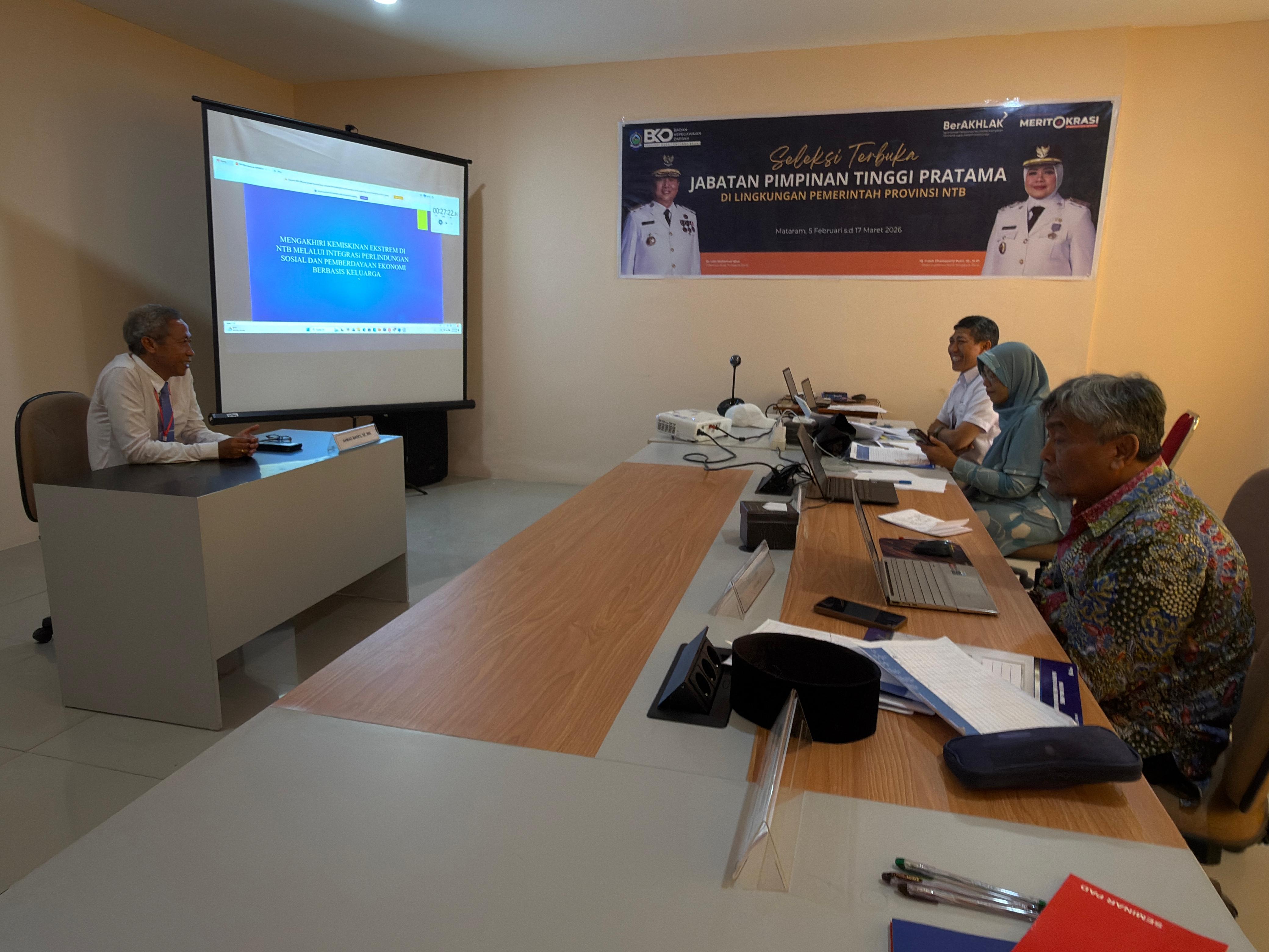 Peserta (kiri) saat menjalani tes wawancara dan presentasi, dalam seleksi Pejabat Eselon II lingkup Pemprov NTB, di BKD NTB pada akhir pekan lalu. 