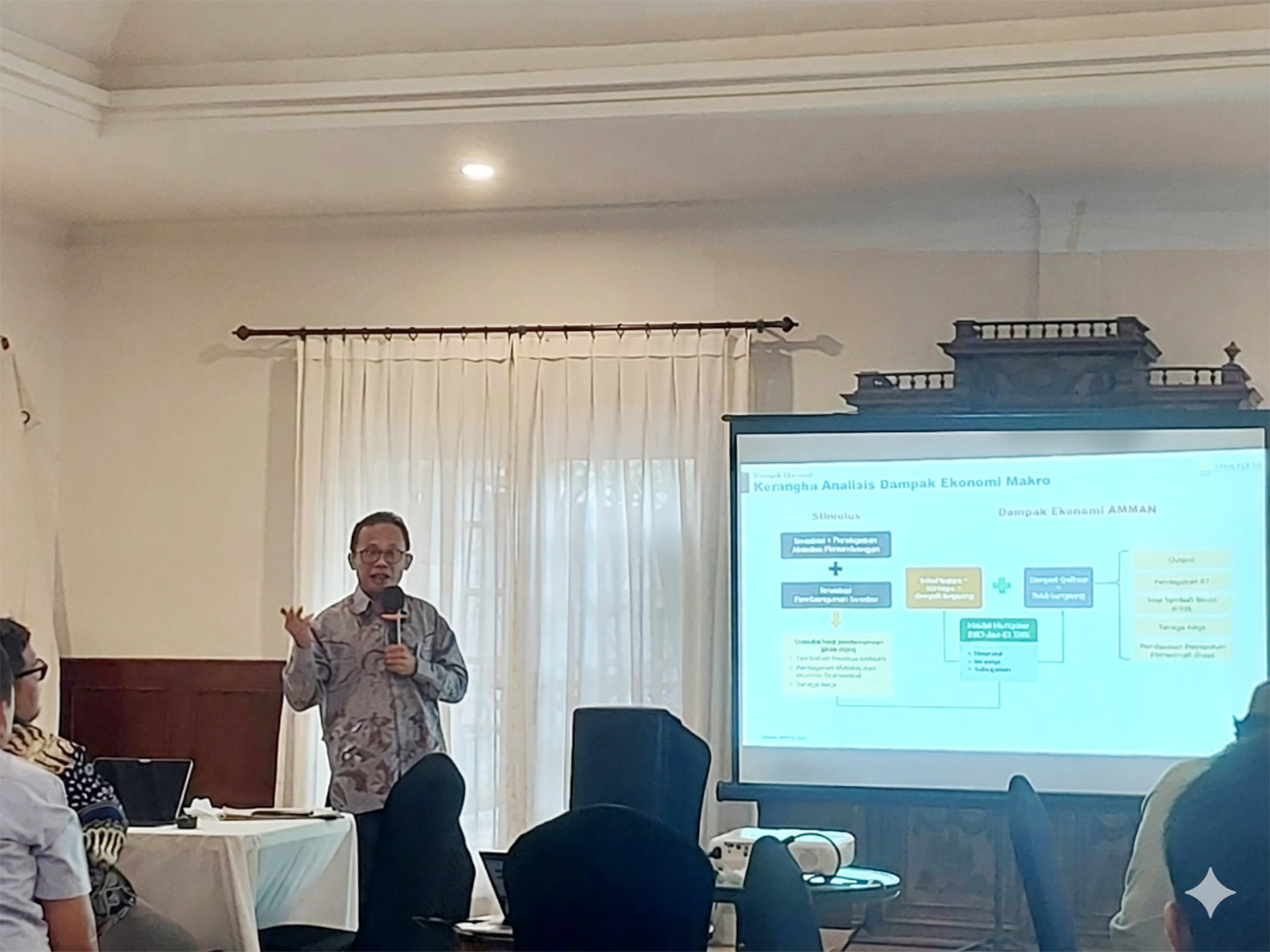 Kepala Kajian Natural Resources and Energy Studies LPEM FEB UI Uka Wikarya Analisis Dampak Makroekonomi dan Sosial Ekonomi PT Amman Mineral Nusa Tenggara (AMMAN) di Mataram, Kamis (5/3).