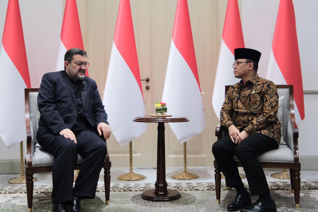 Menteri Luar Negeri Sugiono menyerahkan surat dukacita Presiden Prabowo Subianto kepada Duta Besar Iran Mohammad Boroujerdi atas wafatnya Pemimpin Tertinggi Iran Ali Khamenei di Jakarta, Rabu (4/3)