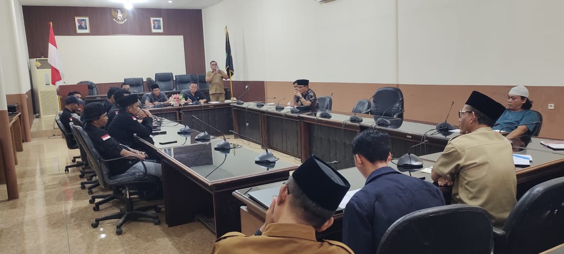 HARUS BERBENAH: Kasta NTB DPD Lombok Utara saat hearing di Kantor DPRD KLU pada Selasa (3/3)