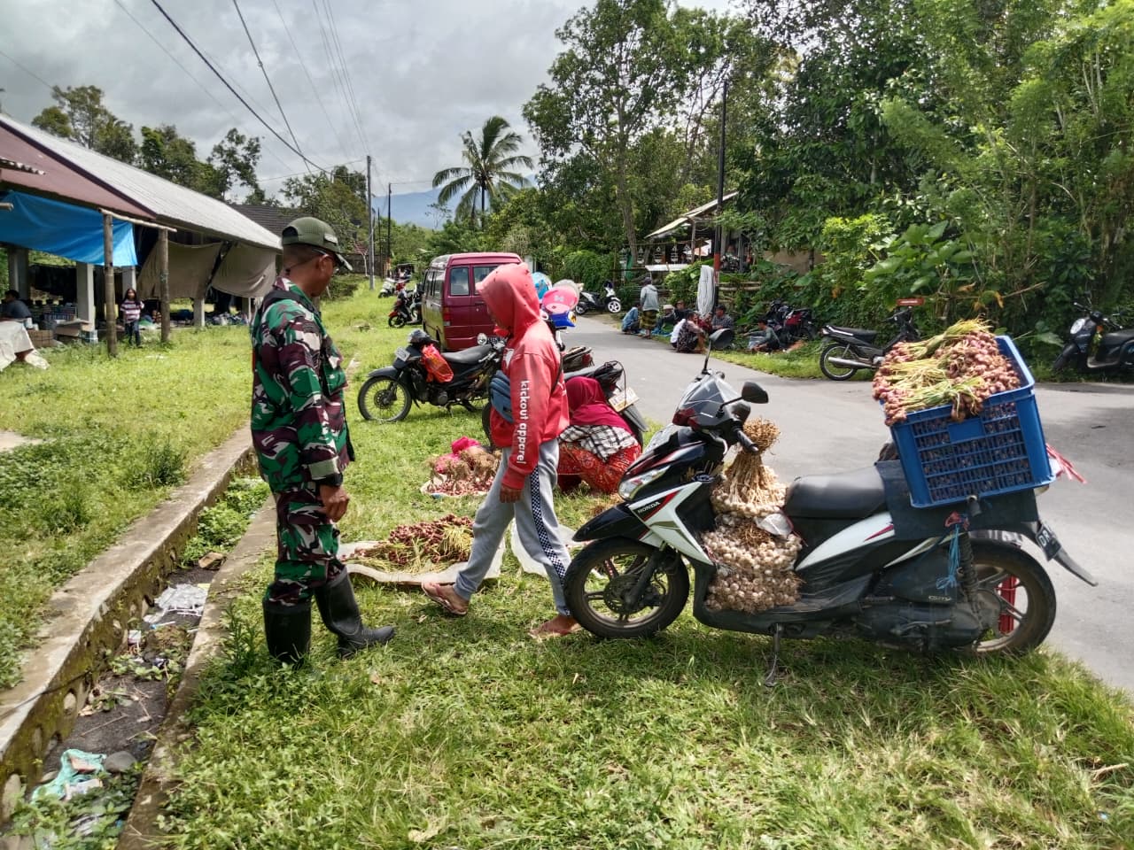 Babinsa melakukan pemantauan intensif di sejumlah pasar tradisional dan kios pedagang, Rabu (4/3).