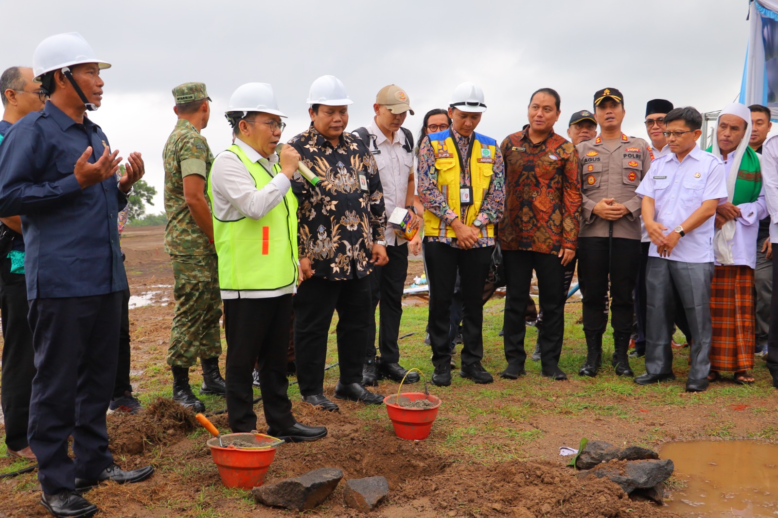 MULAI DIBANGUN: Bupati Najmul Akhyar (dua dari kiri) memimpin kegiatan peletakan batu pertama sekolah rakyat di Dusun Amor-Amor, Desa Gumantar, Kecamatan Kayangan