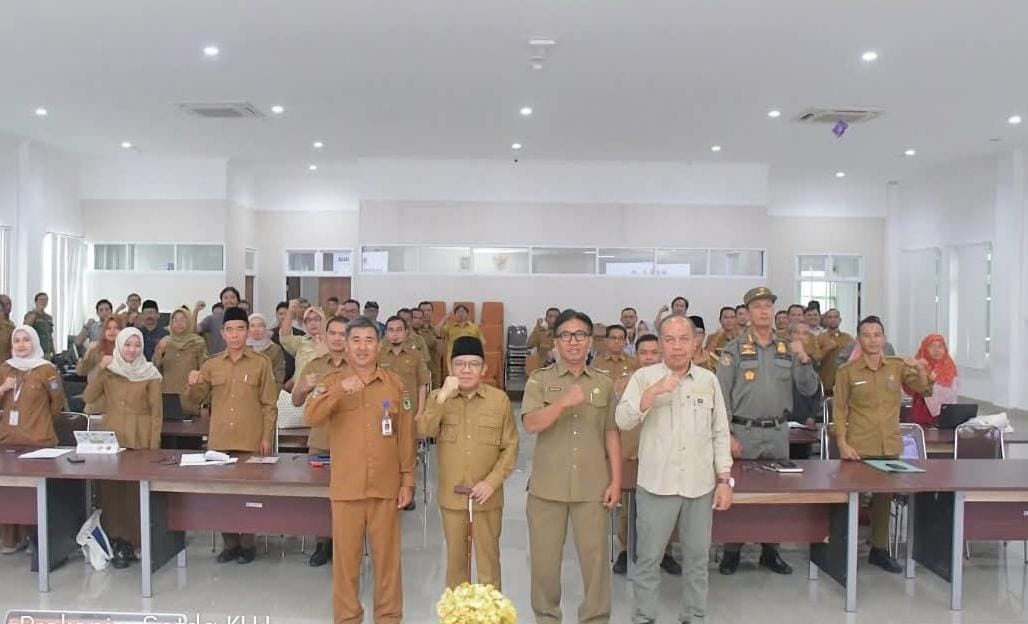 BICARA BENCANA: Bupati dengan sejumlah pejabat, dan para peserta Musrenbang.Tematik Kebencanaan foto bersama  