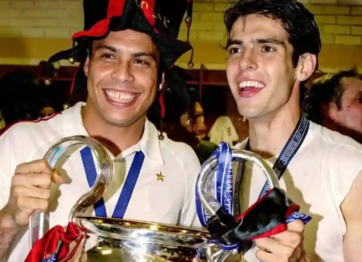 Ronaldo dan Kaka mengangkat piala Liga Champions bagi AC Milan. 