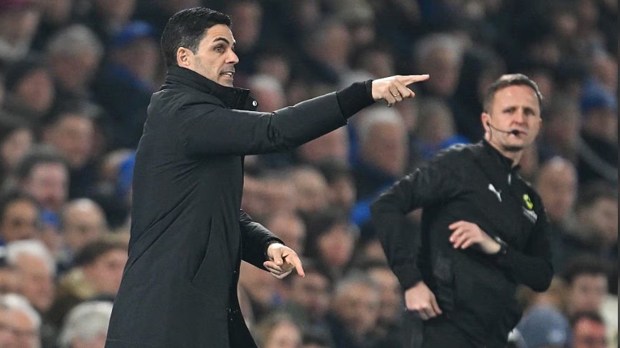 Manajer Arsenal saat memberikan instruksi pada pertandingan kontra Brighton.