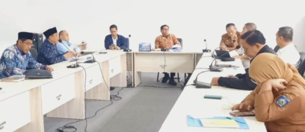 Komisi III DPRD NTB menggelar rapat kerja dengan jajaran pengurus baru PT BPR NTB (Perseroda), Selasa (3/3). DPRD mendesak direksi BPR untuk menurunkan Non Performing Loan (NPL) di bawah 10 persen.
