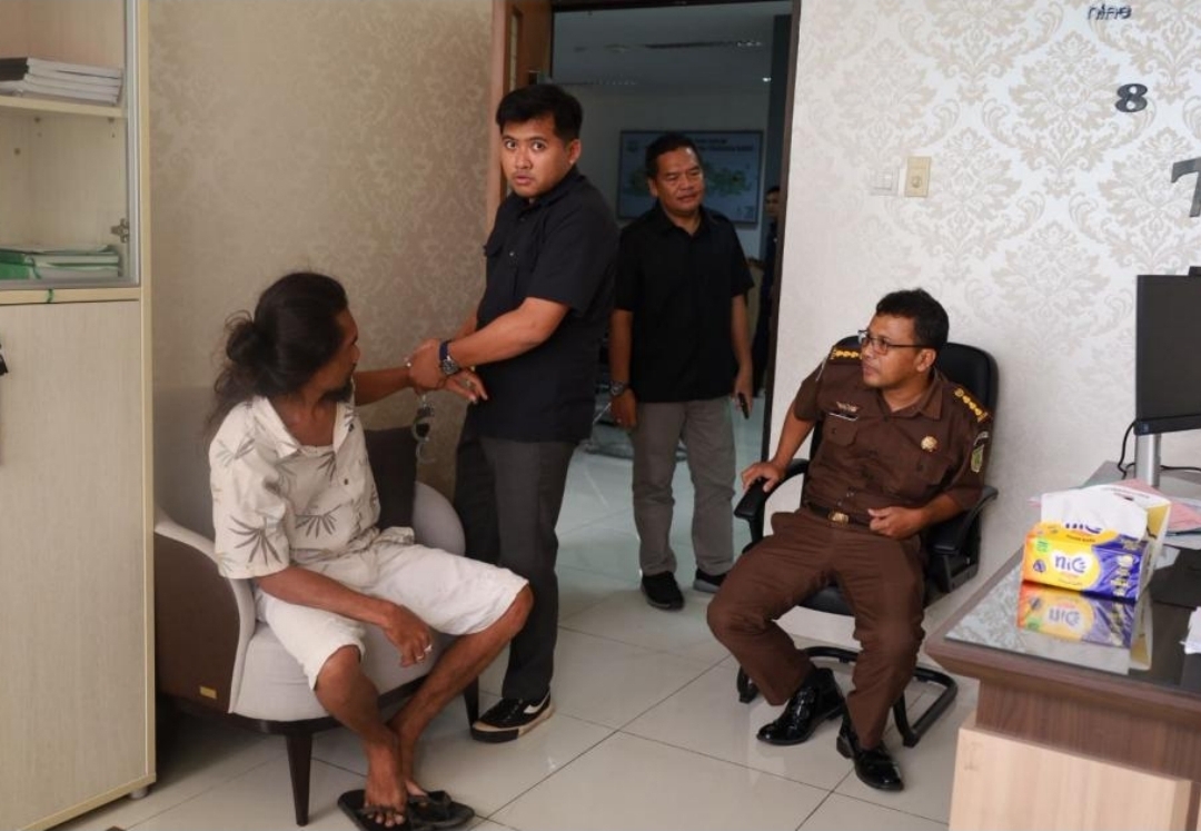 DPO Kejari Mataram SNA (baju putih) yang diamankan Kejati NTB, beberapa waktu lalu.