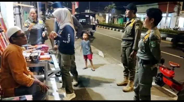 PATROLI RUTIN: Personel Satpol PP Patroli malam untuk menjaga Kamtibmas selama Ramadan