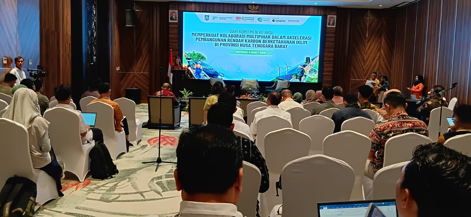 Head of Climate Policy and Finance Team, Kedutaan Besar Inggris di Jakarta Judith A'Bear saat menghadiri dialog strategis mengenai pembangunan rendah karbon di Mataram.