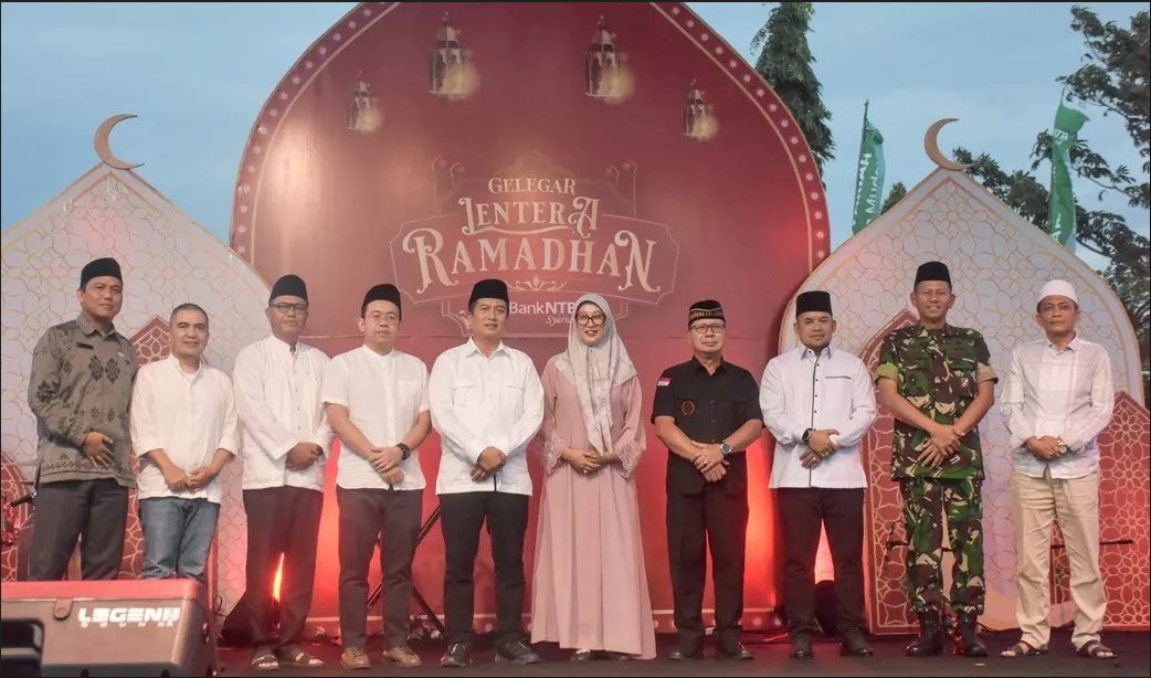 SAFARI RAMADAN: Gubernur NTB Lalu Muhamad Iqbal bersama Bupati Loteng Lalu Fathul Bahri dan unsur muspida saat pembukaaan Lentera Ramadan di Lapangan Sepak Bola Jelojok, Kecamatan Kopang, Loteng.
