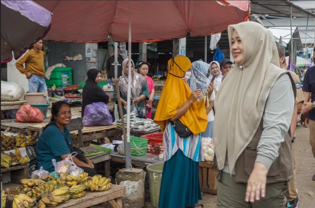SIDAK PASAR: Wagub NTB Indah Dhamayanti Putri mengawali rangkaian Safari Ramadan dengan melakukan inspeksi mendadak ke Pasar Amahami, Kota Bima, Senin (2/3).