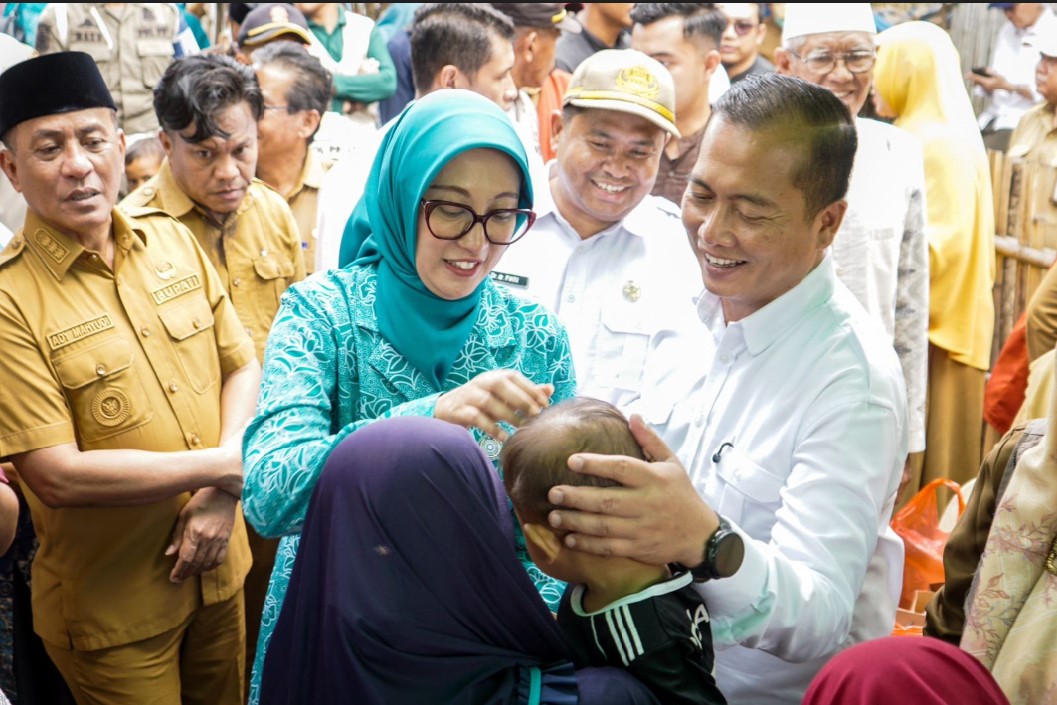 CEGAH STUNTING: Gubernur NTB Lalu Muhamad Iqbal didampingi Ketua TP PKK NTB Sinta Agathia saat memantau kasus stunting di Desa Nggembe, Kabupaten Bima, Selasa (3/3).
