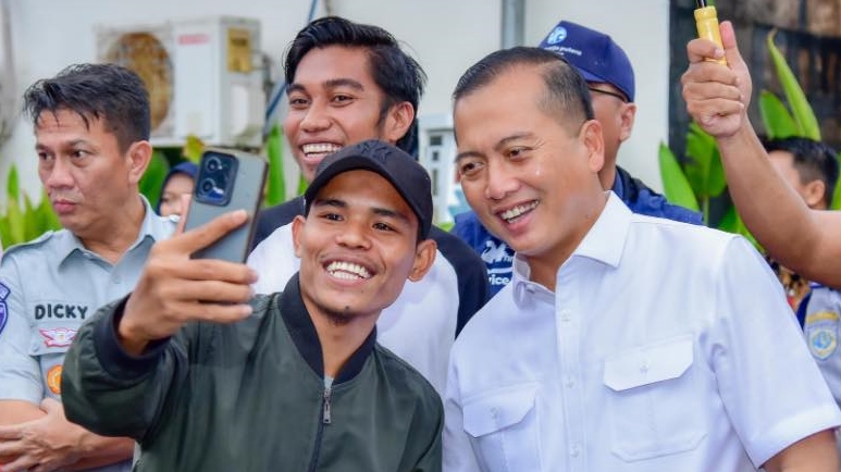 Gubernur NTB Lalu Muhamad Iqbal, berswafoto dengan salah satu peserta mudik gratis Lebaran 2025 dengan tujuan Pulau Sumbawa, di halaman Kantor Dishub NTB, di Maret 2025 lalu. 