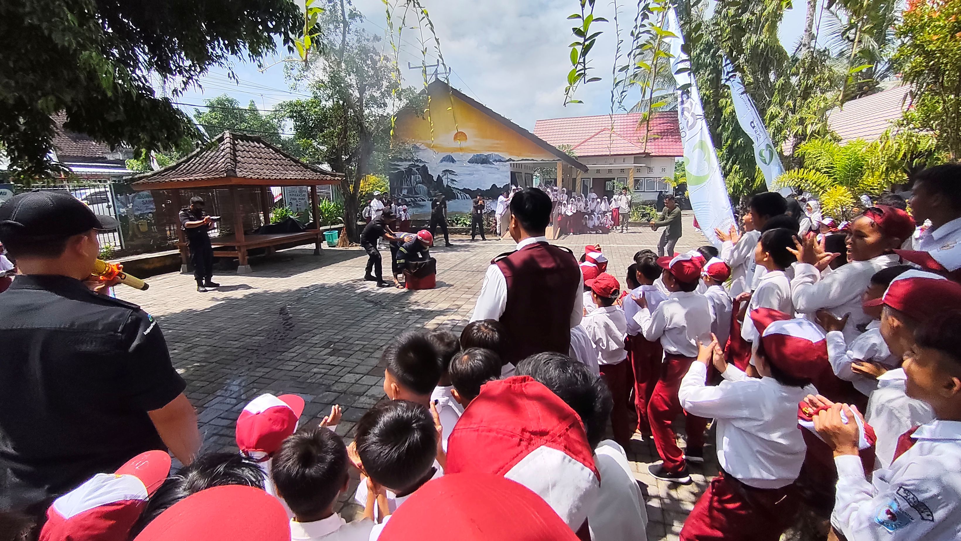 Ratusan siswa SDN 2 Tanak Awu antusias menyaksikan demonstrasi penanggulangan kebakaran ringan yang diberikan tim Airport Rescue &amp; Fire Fighting (ARFF) di sekolah, Kamis (5/3). 
