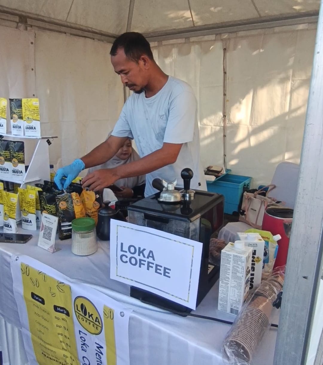 BUAT KOPI: Hajrul Azmi saat membuat kopi di stand Miliknya saat mengikuti Bazar UMKM di Taman Rinjani Selong belum lama ini.
