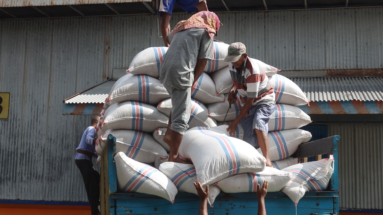 JAGA KESEIMBANGAN PASAR: Beras yang diangkut dari gudang Bulog NTB untuk dikirimkan ke Bali dan NTT, beberapa waktu lalu.