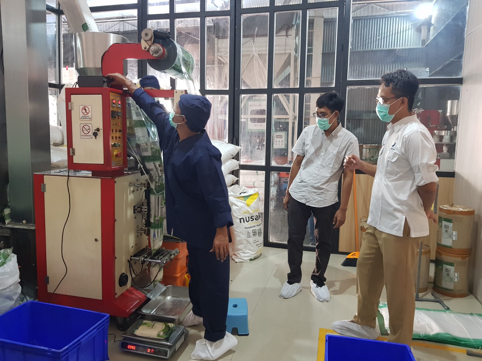 PENDAMPINGAN: Tim BBPOM Mataram melakukan pendampingan di salah satu sarama produksi UMKM pangan olahan untuk pemenuhan Izin Penerapan Cara Produksi Pangan Olahan yang Baik, beberapa waktu lalu. 