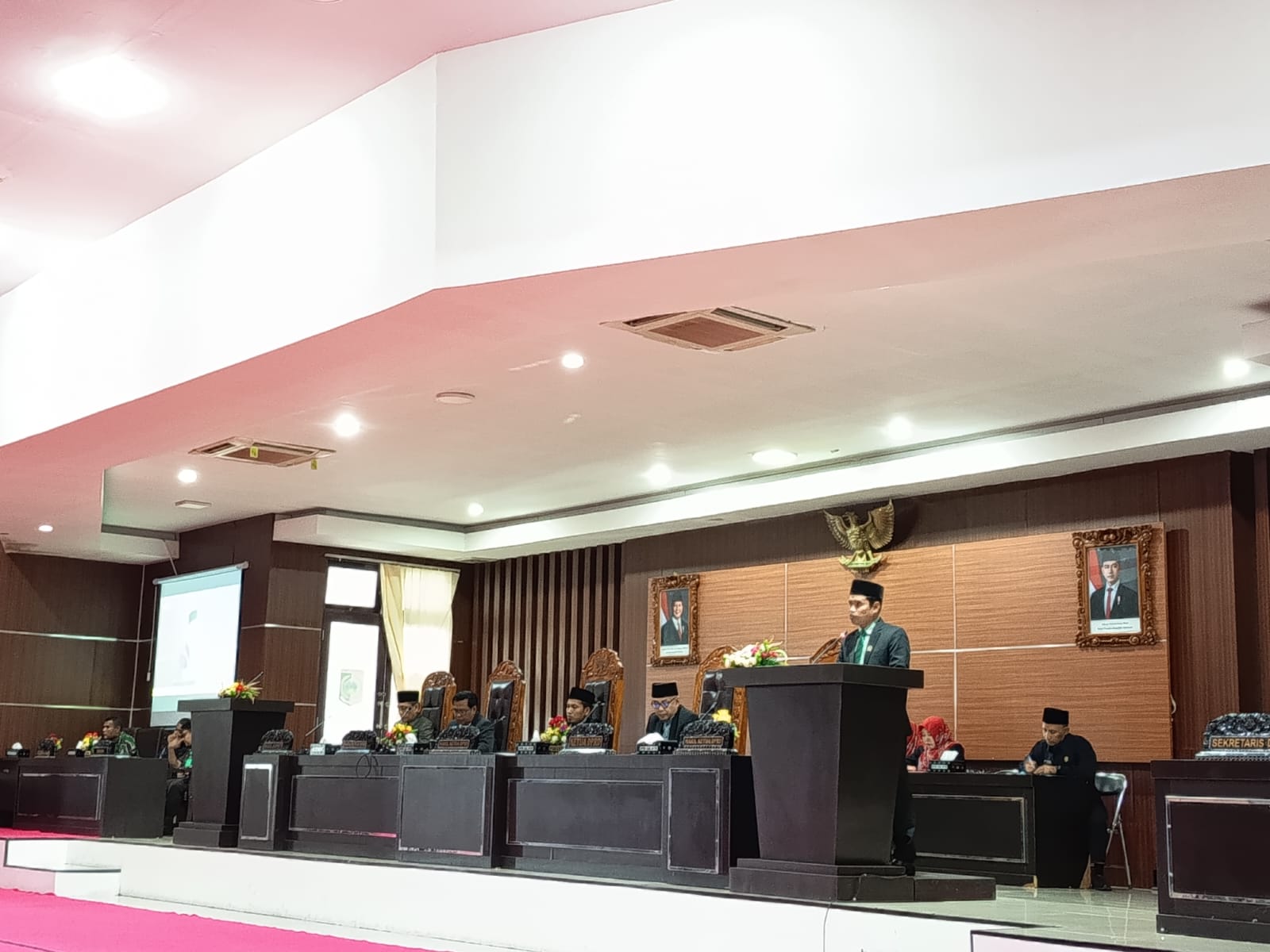 RAPAT PARIPURNA: Wakil Bupati dan Pimpinan DPRD Lotim saat mengikuti Rapat Paripurna dalam rangka Penetapan dia Raperda inisiatif DPRD Lotim.