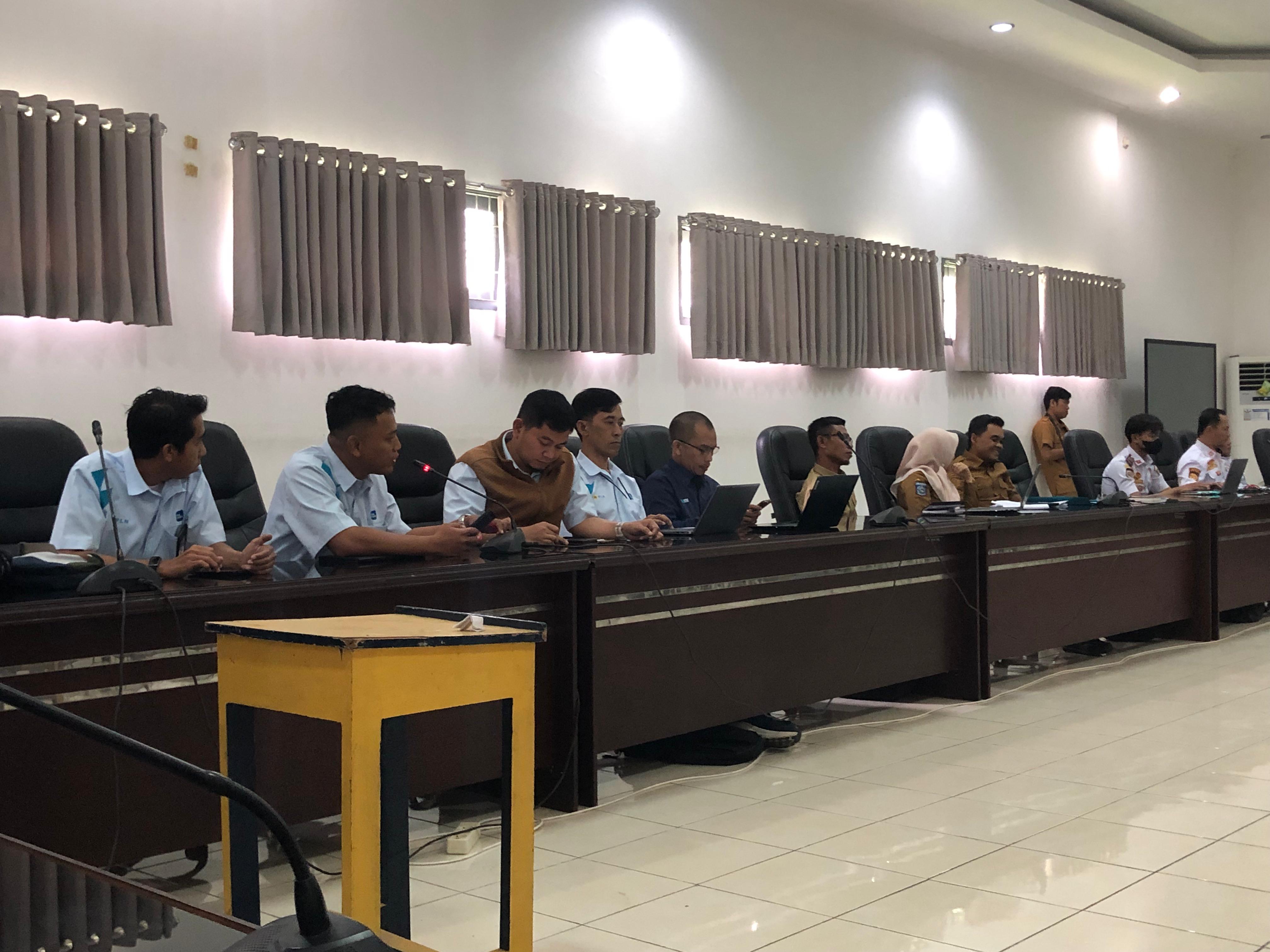 BERI PENJELASAN: Pihak PLN UP3 Mataram saat memberikan penjelasan ke DPRD Lombok Barat, Selasa (3/3).  