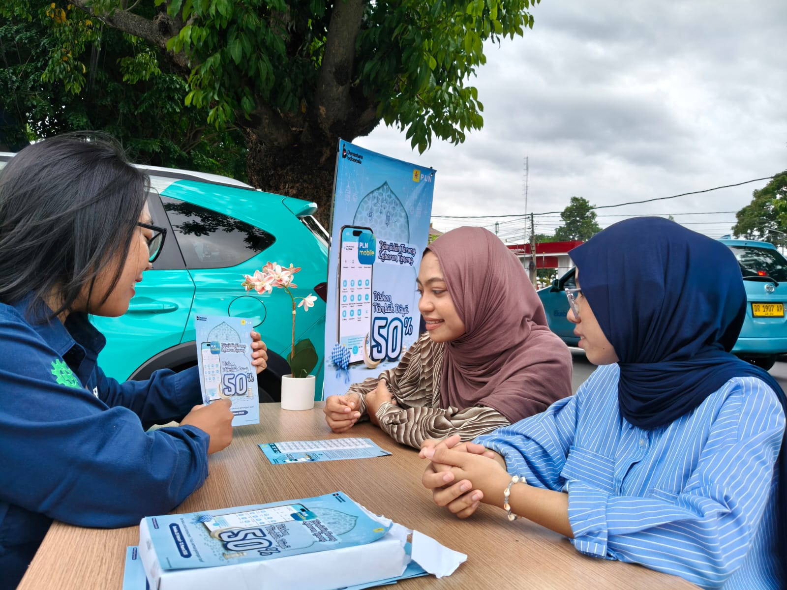 Pegawai PLN mensosialisasikan Program &ldquo;Ramadan Terang, Lebaran Tenang&rdquo; yang memberikan diskon 50 persen biaya penyambungan tambah daya. 