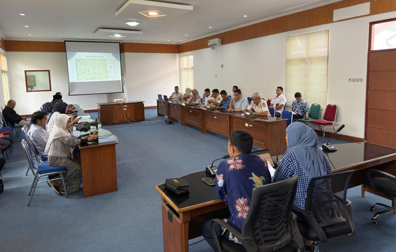 BAHAS BERSAMA: Suasana rapat FLLAJ yang berlangsung di aula Dishub NTB, Kamis (5/3).