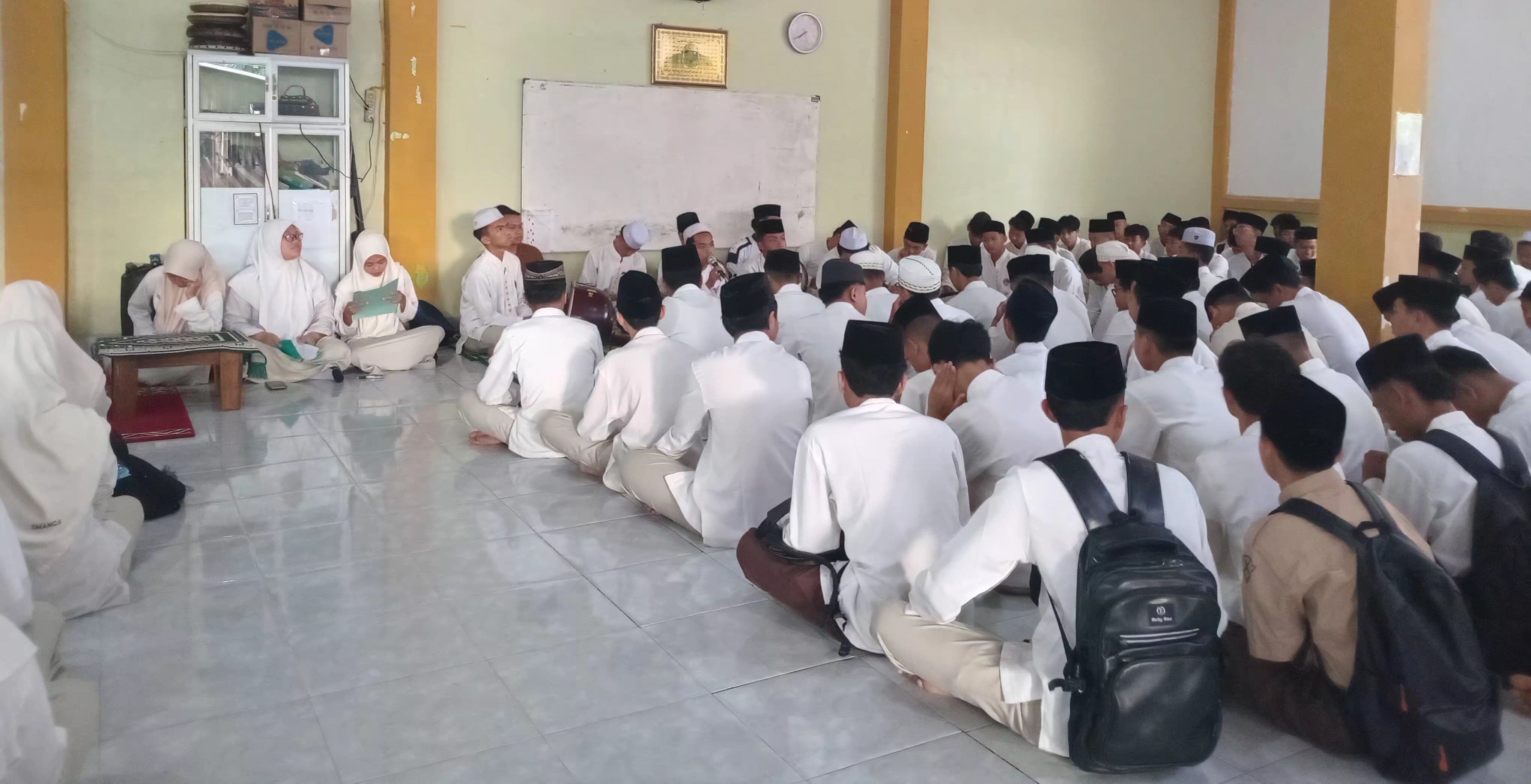 Siswa SMAN 4 Mataram melaksanakan tadarus Alquran di musala sekolah setempat, belum lama ini.