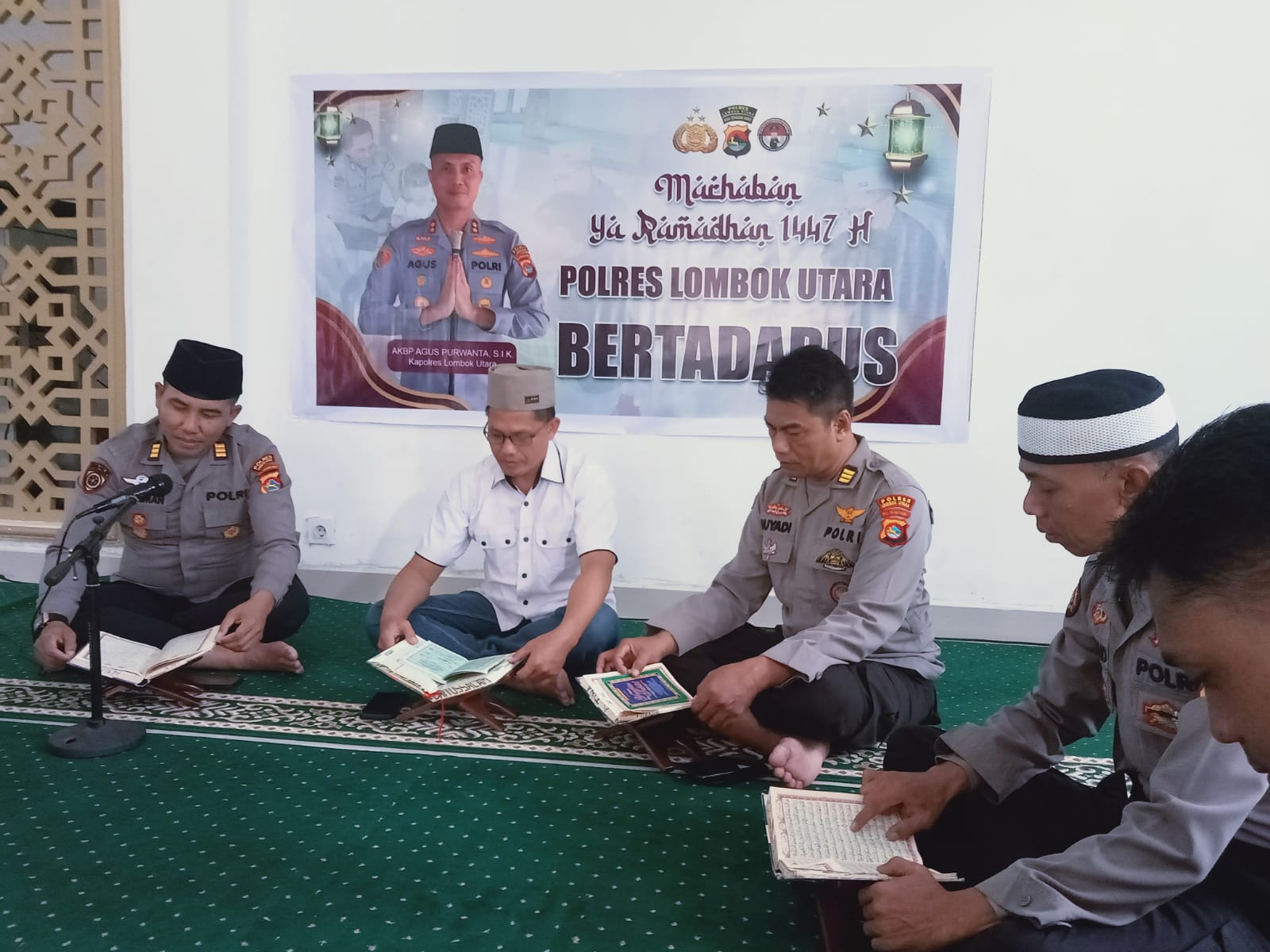 Para personel Polres Lombok Utara mengikuti kegiatan Tadarrus di Masjid Bhayangkara.