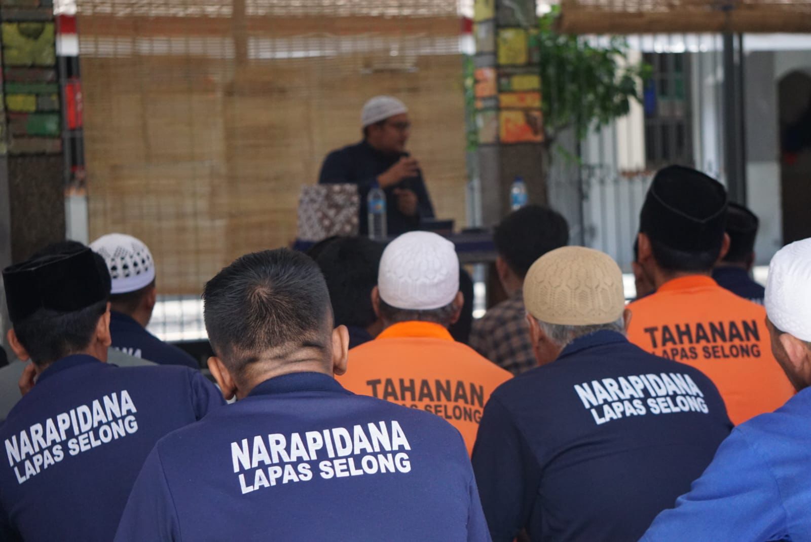 PEMBINAAN: Warga Binaan Lapas Kelas IIB Selong saat mengikat pembinaan rohani di dalam Lapas Selong