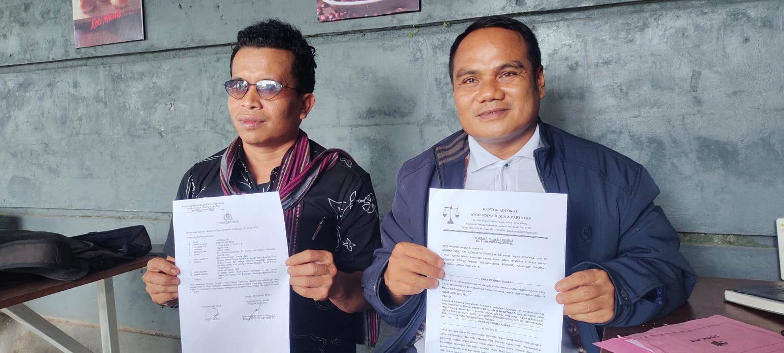 JALUR HUKUM: Kuasa hukum Kepala Desa Pansor menunjukkan bukti laporannya ke Polres Lombok Utara