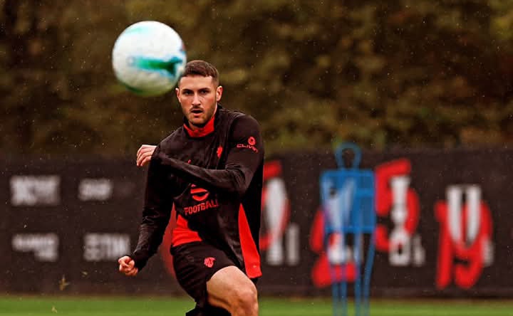 Santiago Gimenez kembali berlatih jelang derby AC Milan vs Inter Milan. 