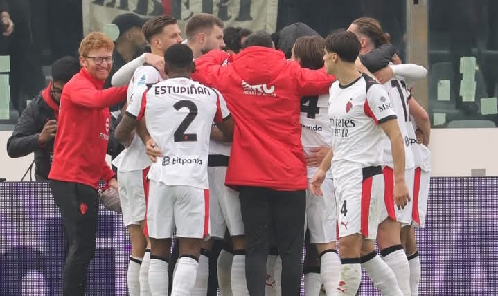 Para pemain AC Milan berpelukan merayakan sebuah gol dalam salah satu momen. 