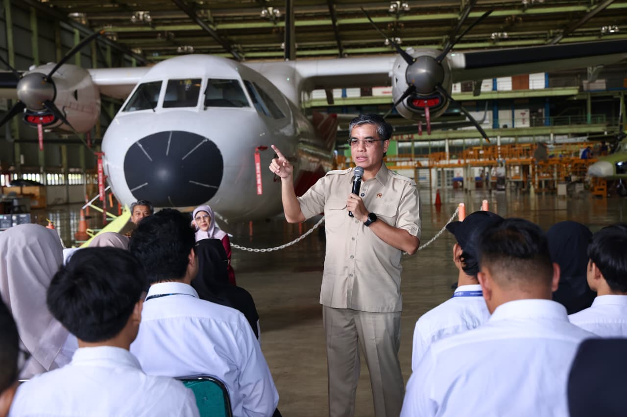 Menaker Yassierli saat meninjau program Magang  di PT Dirgantara Indonesia (PTDI) di Bandung, Kamis (5/3).