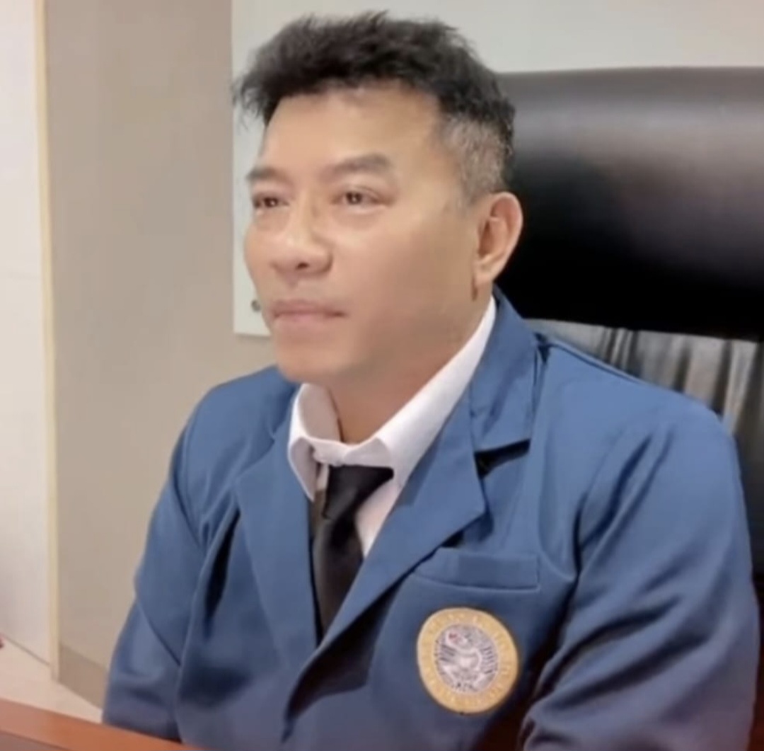 Anang Hermansyah resmi menyandang gelar Magister Pengembangan Sumber Daya Manusia (MPSDM) dari Sekolah Pascasarjana Unair di usia 56 tahun. 