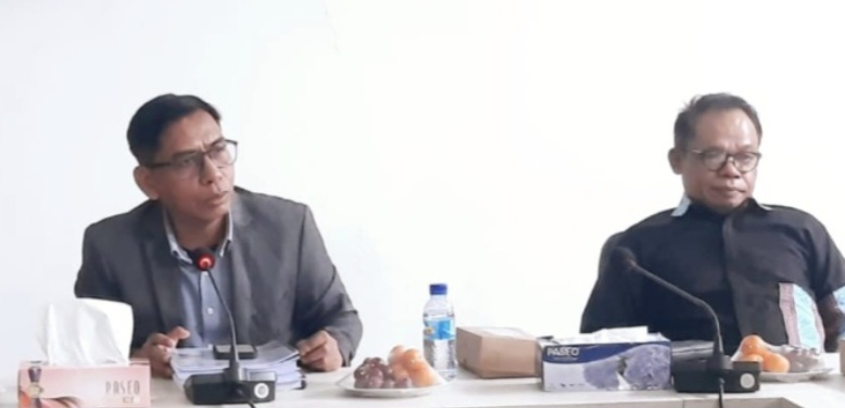 Ketua Komisi III DPRD NTB Sambirang Ahmadi dan Anggota Komisi III Akhdiansyah rapat bersama pengurus baru PT BPR NTB (Perseroda), Selasa (3/3). 